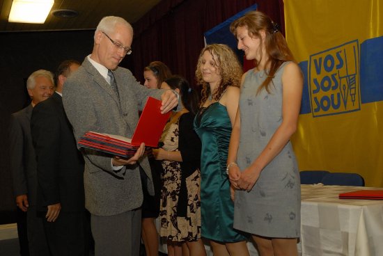 Čerství absolventi kopřivnické vyšší odborné školy v pátek převzali své diplomy. Škola navíc zaznamenala zatím rekordní zájem o studium v prvním ročníku.
FOTO: DAVID MACHÁČEK