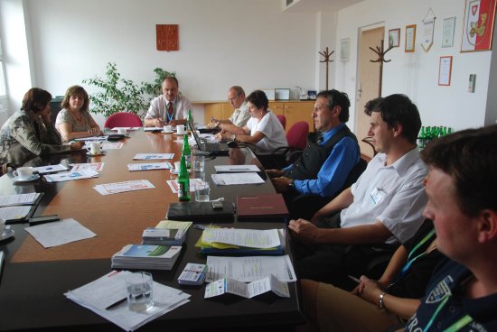 Starostové a místostarostové obcí ze správního obvodu Kopřivnice se v pátek sešli na kopřivnické radnici, aby se dozvěděli novinky například z oblasti legislativy.
FOTO: DANA HOĎÁKOVÁ