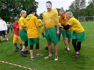 Jedna z disciplín na Hrách bez venkovských hranic nesla název Ostříhej si ovečku. Úkolem bylo nastříhat co nejdelší pomyslné vlákno. Na snímku soutěží družstvo z Mošnova.
FOTO: I. MAZALOVÁ