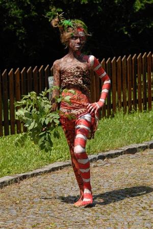 Bodypaintingový happening nazvaný Mimikry byl součástí doprovodných akcí výtvarného projektu Svět dobrodružství a fantazie. Školáci si vyzkoušeli malování na tělo. 
FOTO: D. MACHÁČEK