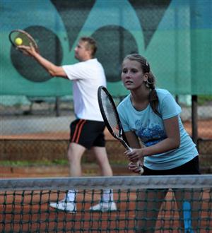 Dorostenecký talent Natálie Cváčková a její otec Miloslav došli v turnaji V.I.P. do čtvrtfinále.
FOTO: JANA FEILHAUEROVÁ