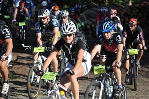 Po prvním stoupání na Janíkovo sedlo měla ještě většina bikerů, kteří se vydali na trať 12. ročníku Kopřivnického Drtiče, úsměv na rtech.
FOTO: JANA FEILHAUEROVÁ