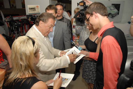 Sotva vstoupil do Technického muzea, ocitl se Karel Gott v obležení svých fanoušků lačnících po podpisu či fotografii.
FOTO: DAVID MACHÁČEK