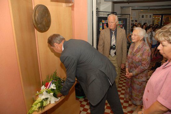 System.Linq.Enumerable+<TakeIterator>d__25`1[System.Char]