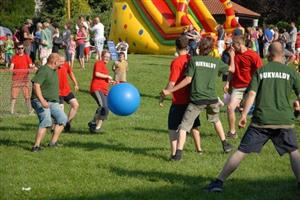 Za velkého zájmu veřejnosti se Lašským laškováním s provozováním kulturního domu rozloučila CK Agentura Fox. Součástí zábavného programu pro celou rodinu byly mimo jiné také recesní soutěže týmů jednotlivých měst Lašské brány.
FOTO: DAVID MACHÁČEK