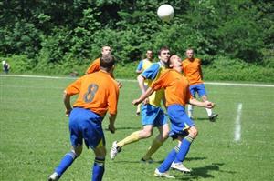 Lukáš Kühnert (na snímku uprostřed) se v zápase Kopřivnice s Lubinou, který se hrál u příležitosti šedesátin fotbalu v Lubině, postaral o dvě branky kopřivnického týmu.
FOTO: JANA FEILHAUEROVÁ