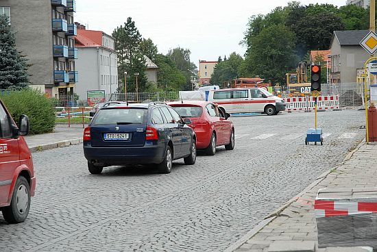 Až do konce října bude provoz na křižovatce u Katolického domu řízen semafory. Důvodem omezení provozu je stavba okružní křižovatky.
FOTO: DAVID MACHÁČEK