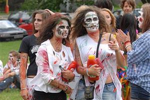 Tradičně v záplavě masek, ale také v oblacích mouky a sprškách vody s octem se absolventi devátých tříd základních škol loučili se školními lavicemi.
FOTO: DAVID MACHÁČEK