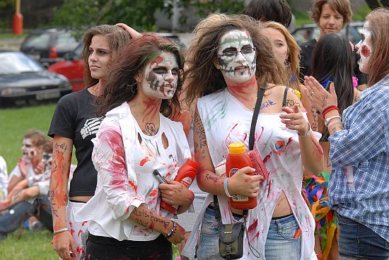 Tradičně v záplavě masek, ale také v oblacích mouky a sprškách vody s octem se absolventi devátých tříd základních škol loučili se školními lavicemi.
FOTO: DAVID MACHÁČEK