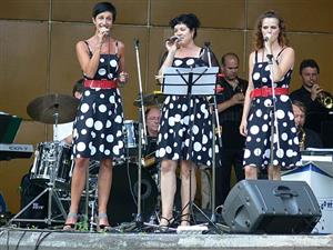 Swingový koncert v městském parku v Příboře obohatilo vystoupení pěveckého tria Melody Ladies.
FOTO: ILONA MAZALOVÁ