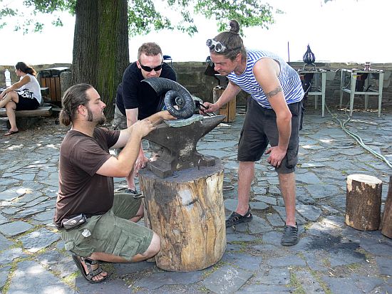 Trojice z milostovické kovárny provádí finální úpravu plastiky Ferakulum trumpetum. Vpravo u hradeb je vidět další z výtvorů, Cibulák Davida Maňáka.
FOTO: ILONA MAZALOVÁ