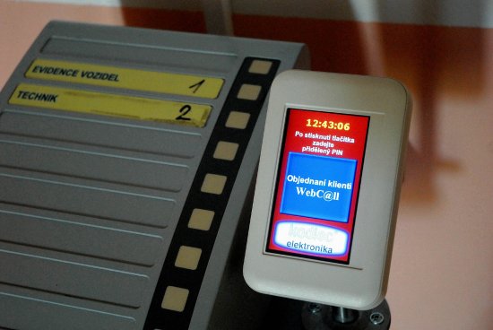 K terminálu vyvolávacího systému na vybraných pracovištích kopřivnické radnice přibyla nově také konzole, jejíž pomocí objednaní klienti zadávají svůj identifikační kód.
FOTO: DAVID MACHÁČEK