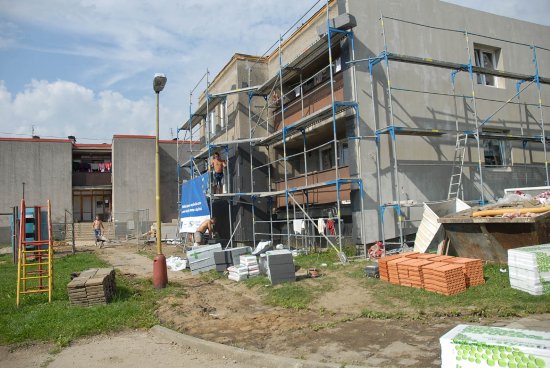 Hrubá stavba přístavby stávajícího azylového domu by měla být dokončena tento týden. Projekt podpořený dotačními penězi zatím běží podle plánu.
FOTO: DAVID MACHÁČEK