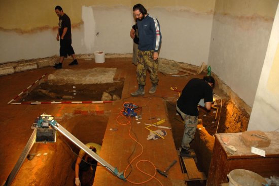 Archeologové z Národního památkového ústavu otevřeli v presbytáři vlčovického kostela tři sondy, ve kterých v rámci záchranného výzkumu nalezli staré hroby.
FOTO: DAVID MACHÁČEK