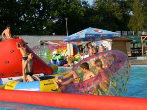 Největším lákadlem příborského koupaliště zejména pro děti a mládež jsou vodní atrakce, jejichž nabídka se každým rokem rozšiřuje.
FOTO: ILONA MAZALOVÁ