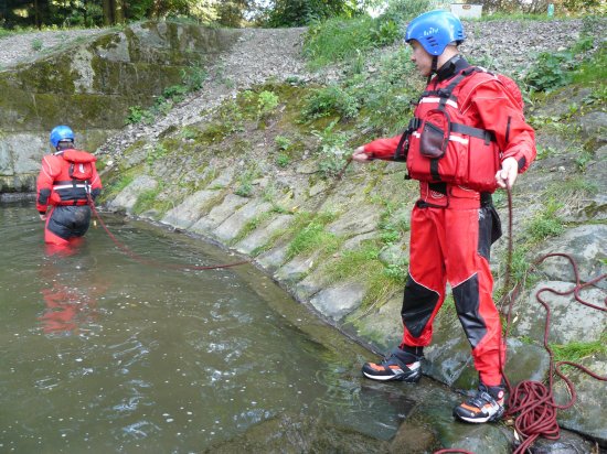 Kopřivničtí dobrovolní hasiči absolvovali 1. srpna výcvik na vodních jezech. Na splavu v místní části Lubina si pod dohledem svého kolegy, který je členem WASAR teamu, procvičili novinky při záchraně osob na jezech a divokých vodách.
FOTO: JAN TIHELKA