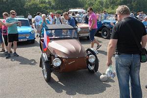 Na akci Tisíc veteránů byla k vidění řada motoristických kuriozit. Mezi ty nejobletovanější patřily i populární Velorexy.
FOTO: DAVID MACHÁČEK
