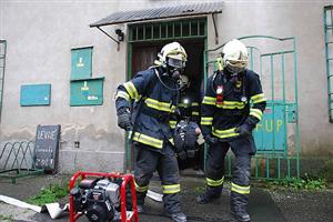 Sbor dobrovolných hasičů Lubina I. uspořádal námětové cvičení, jehož se zúčastnilo celkem sedm sborů. Jeho součástí byla i záchrana osoby ze zakouřeného prostoru. 
FOTO: DANA HOĎÁKOVÁ