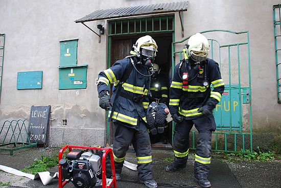Sbor dobrovolných hasičů Lubina I. uspořádal námětové cvičení, jehož se zúčastnilo celkem sedm sborů. Jeho součástí byla i záchrana osoby ze zakouřeného prostoru. 
FOTO: DANA HOĎÁKOVÁ