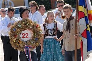Závišice v sobotu oslavily 22. obecní dožínky. Součástí programu byl i tradiční průvod v krojích, v jehož čele byl nesen dožínkový věnec.
FOTO: DAVID MACHÁČEK