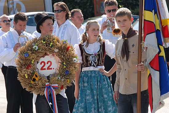 Závišice v sobotu oslavily 22. obecní dožínky. Součástí programu byl i tradiční průvod v krojích, v jehož čele byl nesen dožínkový věnec.
FOTO: DAVID MACHÁČEK