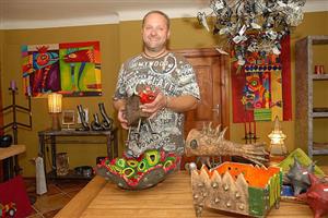 Výtvarník Bronislav Hrubý instaluje své práce v nově otevřené prodejní galerii. Záběr jeho tvorby je velmi široký.
FOTO: DAVID MACHÁČEK