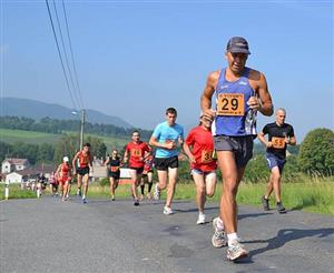Jiří Zátopek z Maraton klubu Kopřivnice (č. 29) vyhrál v Běhu oborou, vedoucím z Mniší hukvaldskou oborou k lišce Bystroušce a zpět, kategorii mužů do 59 let.
FOTO: JIŘÍ HARAŠTA