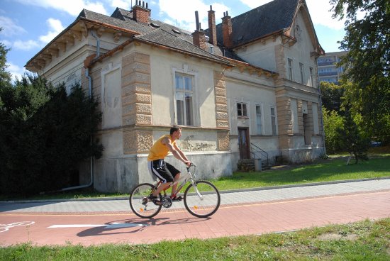 Dva z projektů, které se ucházely o evropské dotace. Zatímco cyklostezka kolem Kopřivničky podporu získala, nákladnou rekonstrukci loutkového divadla Regionální rada nepodpořila.   
FOTO: DAVID MACHÁČEK