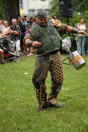 Známý silák Zdeněk Knedla alias Železný Zekon se svými kousky přesně zapadl do atmosféry starodávného jarmarku, který se u příležitosti pouti konal v parku.
FOTO: DAVID MACHÁČEK