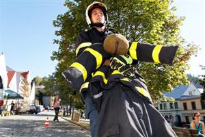 Náročný závod TFA na Štramberskou trúbu opět po roce prověřil fyzickou zdatnost desítek profesionálních i dobrovolných hasičů.
FOTO: JAKUB KOZÁK