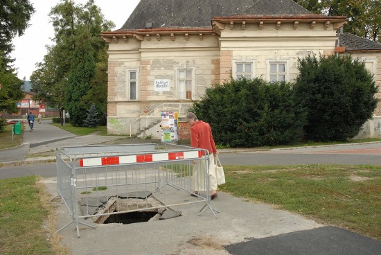 Díra v chodníku odkryla pohled na historickou studnu, přes kterou lidé chodili, aniž by o její existenci měli tušení.
FOTO: DAVID MACHÁČEK