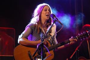 Aneta Langerová, jež byla hlavní hvězdou večera pořádaného u příležitosti výročí manželů Zátopkových, bavila publikum, které ji předtím rozehřála skupina Docuku.
FOTO: DAVID MACHÁČEK