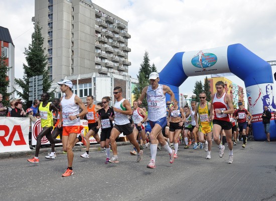 Do jubilejního, 10. ročníku Běhu rodným krajem Emila Zátopka odstartovalo rekordních 225 vytrvalců. Navíc neodolal ani traťový rekord, který časem 1:10:27 hod. vylepšil Keňan Elisha Kiprotich Sawe.
FOTO: RADEK CHVISTEK