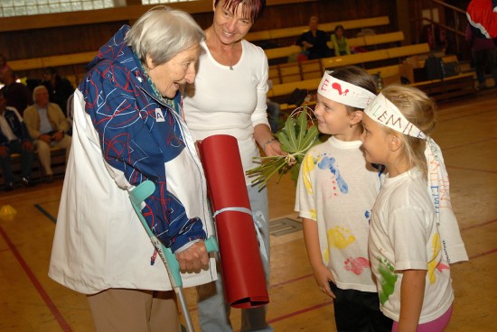 Dana Zátopková si při Minizátopkovi užívala roztomilé běžecké boje nejmenších dětí.
FOTO: DAVID MACHÁČEK