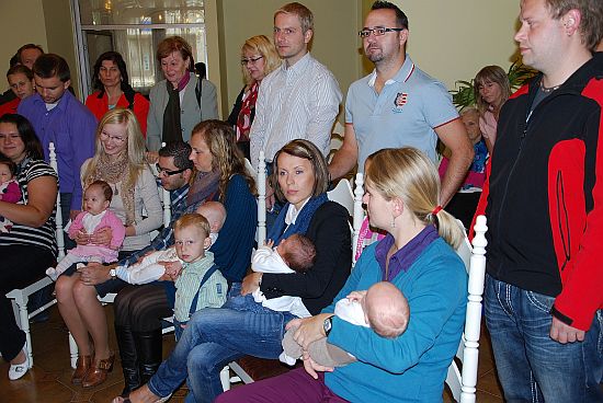 Sedmadvacet nových občánků Kopřivnice přivítal uplynulou sobotu starosta města Josef Jalůvka. Slavnostní ceremoniál se konal hned třikrát za sebou.
FOTO: DANA HOĎÁKOVÁ