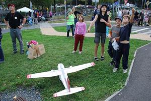 Modely letadel, ale i pozemní techniky a automobilů byly v hlavní roli zábavného odpoledne Den jako vymodelovaný, který v rámci Týdne mobility proběhl už potřetí.
FOTO: DANA HOĎÁKOVÁ