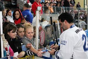 Martin Dejdar se o přestávce exhibičního utkání rád podepsal mladým fanouškům.
FOTO: DALIBOR TOBOLA