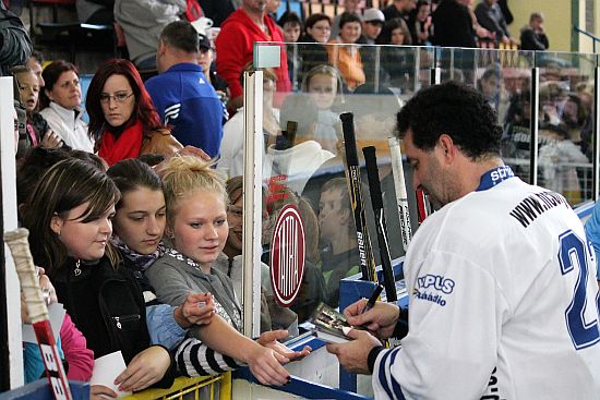 Martin Dejdar se o přestávce exhibičního utkání rád podepsal mladým fanouškům.
FOTO: DALIBOR TOBOLA