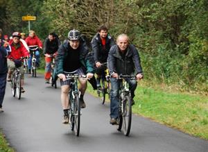 Také starostové Kopřivnice a Příbora Josef Jalůvka a Milan Strakoš si vyzkoušeli nové spojení obou měst. Cyklostezka podél Lubiny byla slavnostně otevřena přesně před týdnem.
FOTO: DANA HOĎÁKOVÁ