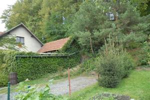 Svah za tímto domem v místní části Lubina je nestabilní a město připravuje jeho zajištění proti sesuvům. Investici podpoří i dotace ministerstva životního prostředí. 
FOTO: DAVID MACHÁČEK