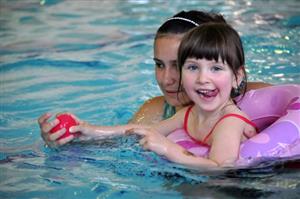 Prodloužené návštěvní hodiny krytého bazénu v Kopřivnici v úterý odpoledne jsou určeny především pro rodiče s dětmi. ILUSTRAČNÍ FOTO: ARCHIV