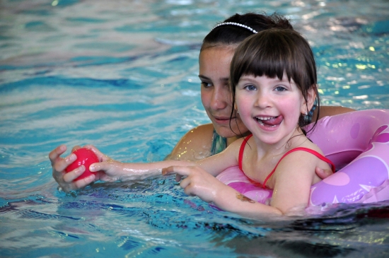 Prodloužené návštěvní hodiny krytého bazénu v Kopřivnici v úterý odpoledne jsou určeny především pro rodiče s dětmi. ILUSTRAČNÍ FOTO: ARCHIV