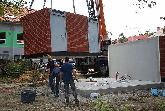 V minulém týdnu byly na připravený základ v parku E. Beneše instalovány buňky budoucích veřejných záchodů. Ty mají začít sloužit veřejnosti koncem roku.
FOTO: DANA HOĎÁKOVÁ