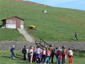 Školáci z Trnávky se důkladně seznámili nejen s fungováním skládky komunálního odpadu v Životicích, ale také měli možnost vidět v akci techniku, která se stará o její údržbu.
FOTO: ILONA MAZALOVÁ