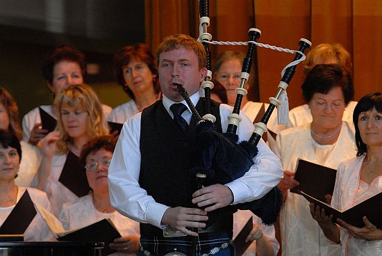 Hráč na skotské dudy Pavel Rusek byl zajímavým zpestřením 16. přehlídky pěveckých sborů, když domácímu Pěveckému sdružení Kopřivnice pomohl s interpretací písně Amazing grace. 
FOTO: DAVID MACHÁČEK