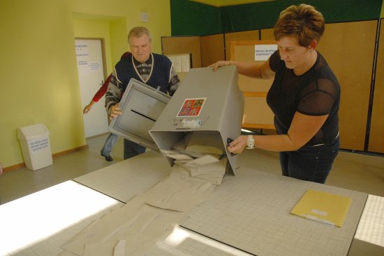 Volební komise měly při posledních volbách o něco méně práce. K volebním urnám totiž dorazila necelá třetina oprávněných voličů. Největší volební zisk zaznamenala po čtyřech letech znovu ČSSD.
FOTO: DAVID MACHÁČEK