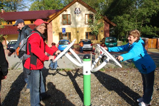 V rámci připravené akce Sportovní den pro aktivní seniory měli možnost si zájemci vyzkoušet na Vanaivanu i venkovní posilovací stroje. 
FOTO: DANA HOĎÁKOVÁ