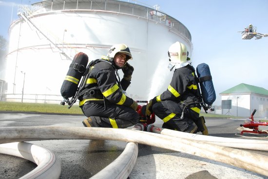 Hasiči cvičili ve skladu s miliony litrů paliva