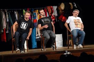 Ondřej Sokol (uprostřed) se svými kolegy Igorem Chmelem a Michalem Suchánkem při jednom ze dvou úspěšných představení Partičky v kopřivnickém kulturním domě.
FOTO: DAVID MACHÁČEK