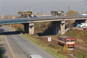 Práce na opravách silničního mostu pokračují. Pod zvednutou polovinou mostovky se pracuje na čištění nosníků a výměně ložisek. Práce zatím pokračují podle harmonogramu, zbrzdit je mohou až nevhodné klimatické podmínky.
FOTO: DAVID MACHÁČEK